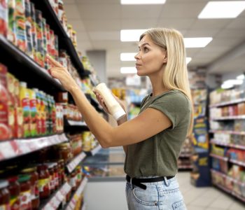 medium-shot-woman-reading
